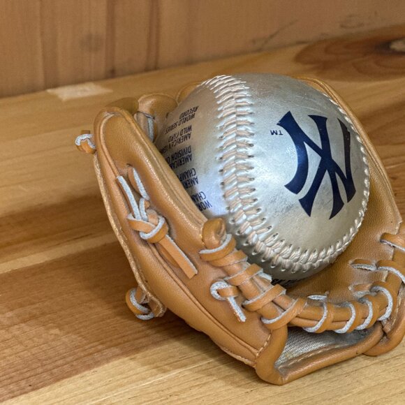 New York Yankees 100th Anniversary Limited Edition Baseball w/ Glove /5000 - Picture 2 of 4